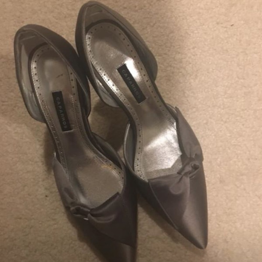Grey heels size 7 1/2. Never been worn.